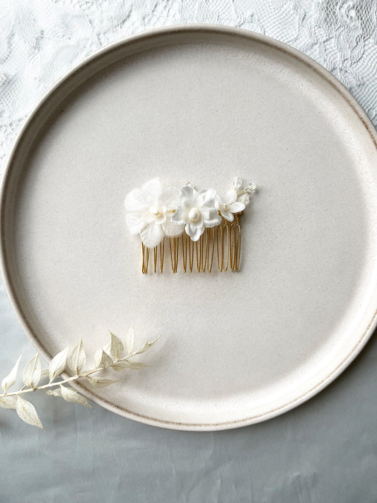 Braut Haarschmuck Kamm floral Blüten – Handgefertigter goldener Haarkamm mit Seidenblüten & Süßwasserperlen | In Gold, Silber oder Roségold