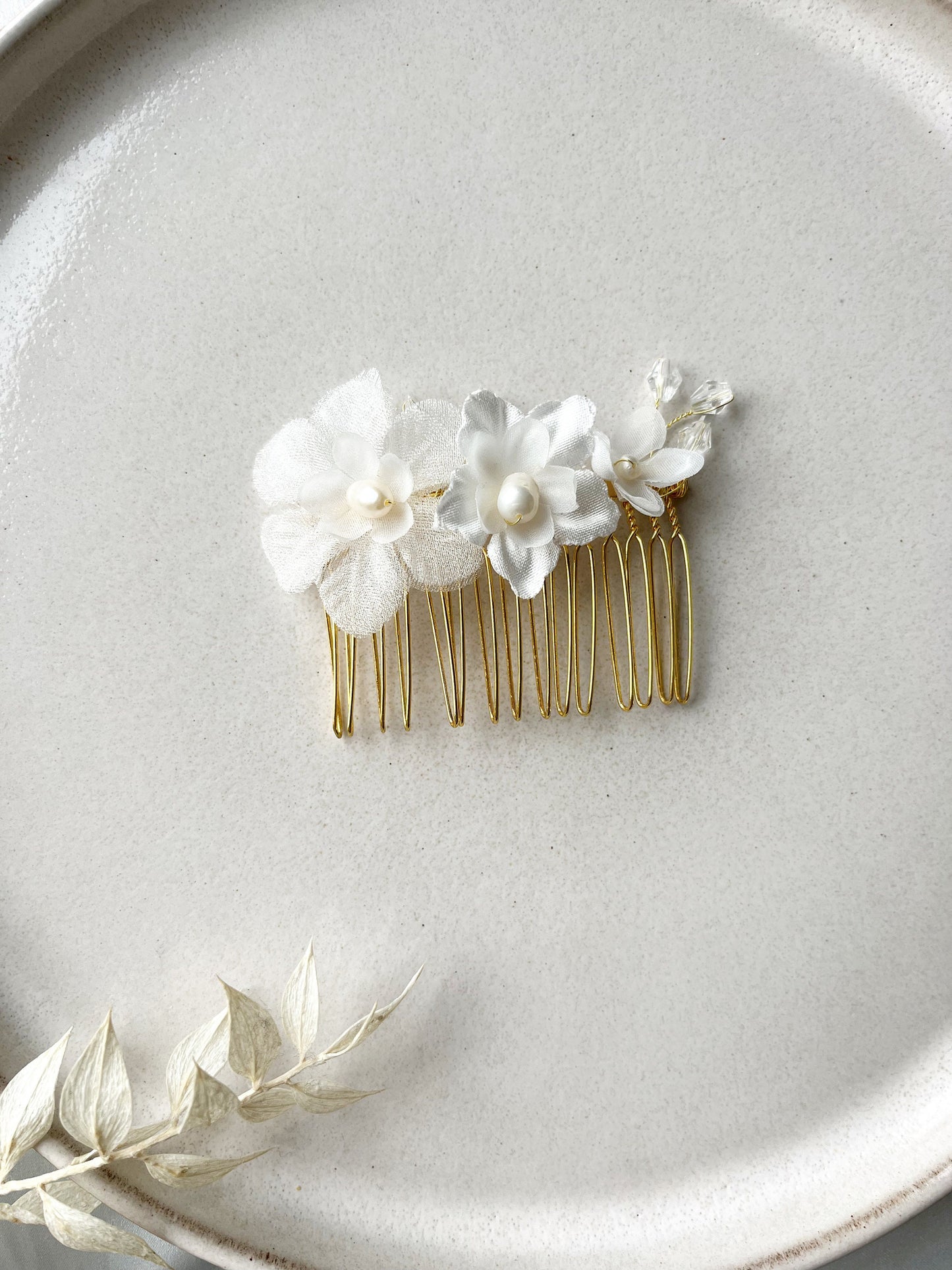 Braut Haarschmuck Kamm floral Blüten – Handgefertigter goldener Haarkamm mit Seidenblüten & Süßwasserperlen | In Gold, Silber oder Roségold