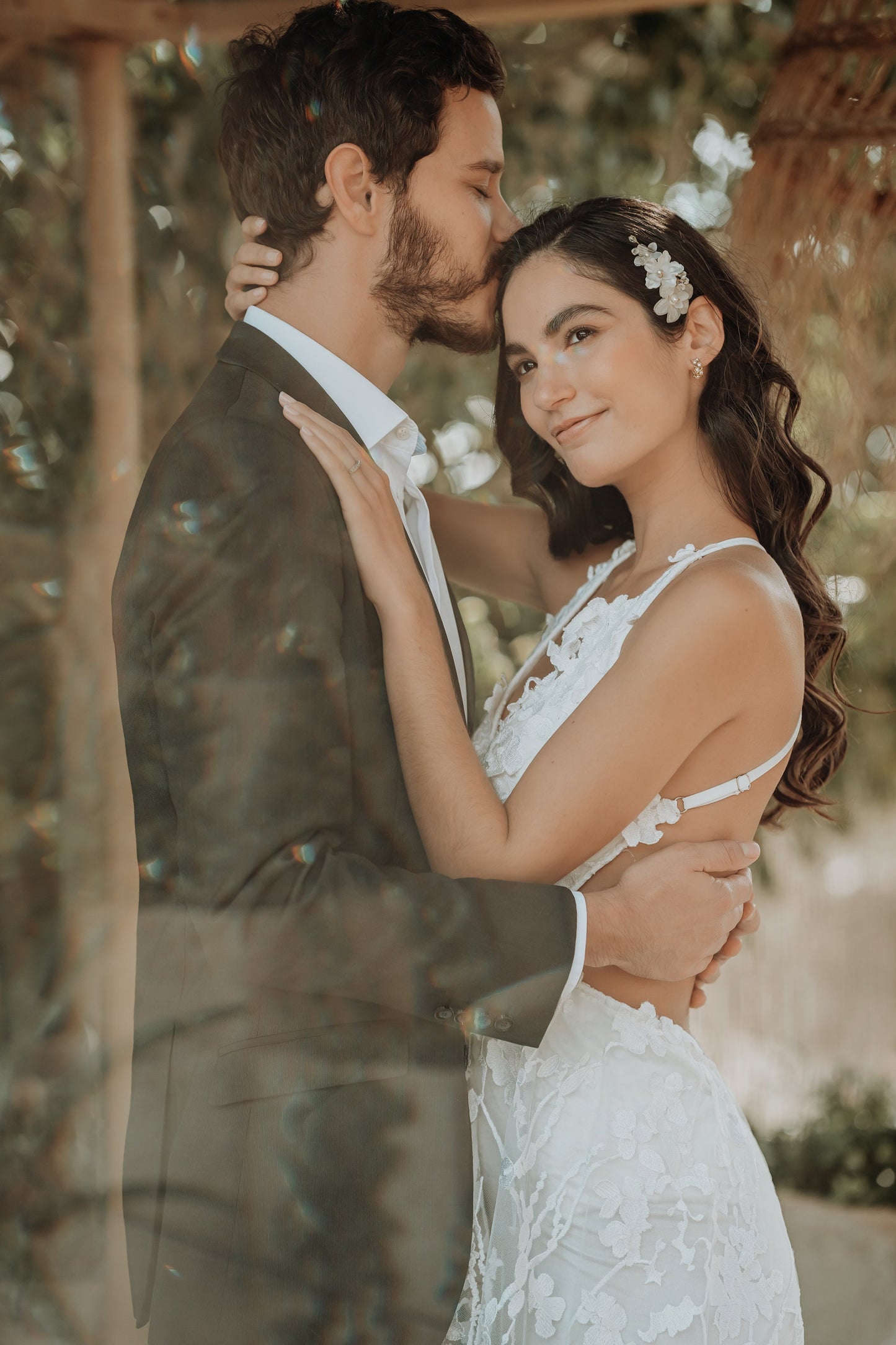 Braut Haarschmuck Kamm floral Blüten – Handgefertigter goldener Haarkamm mit Seidenblüten & Süßwasserperlen | In Gold, Silber oder Roségold