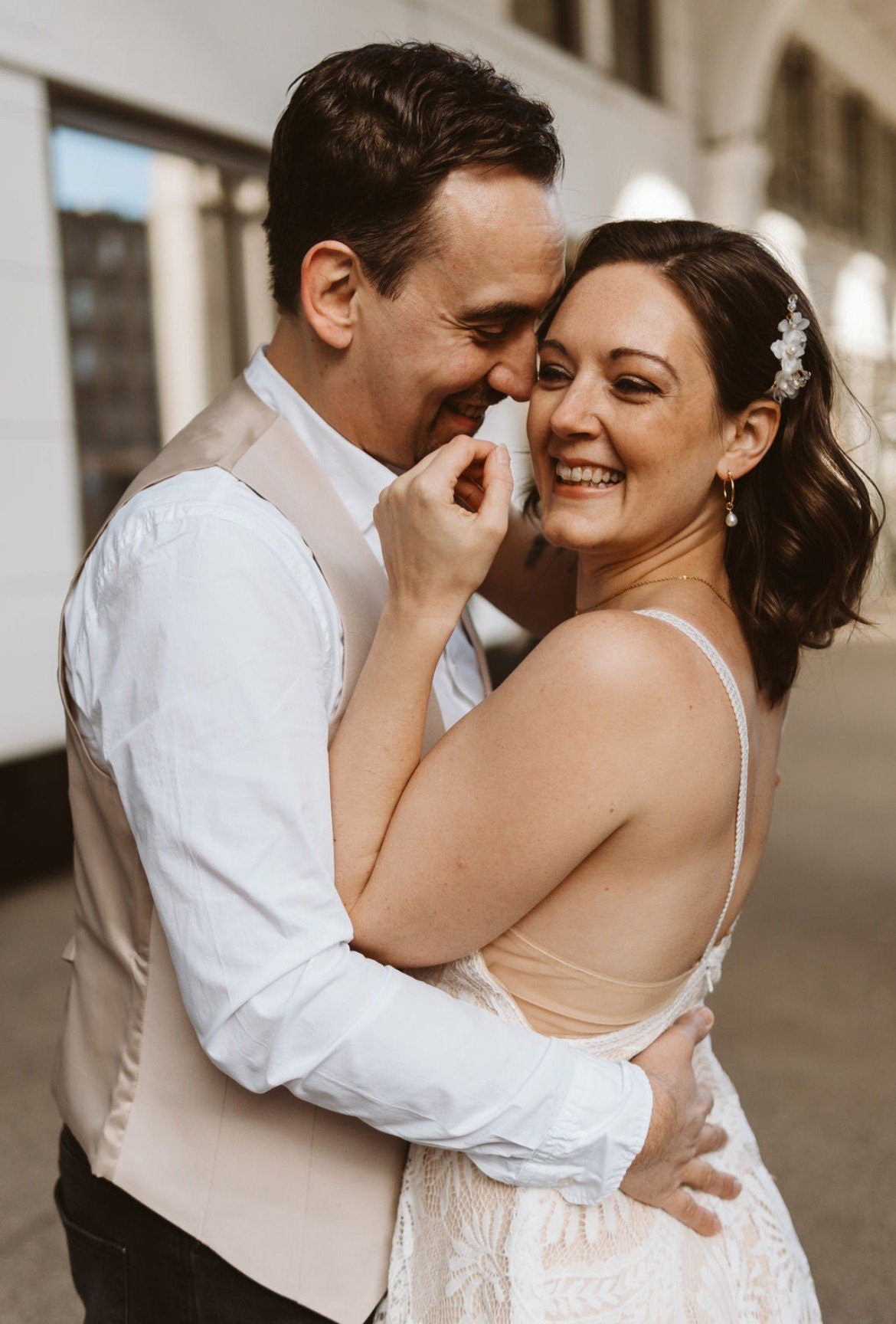 Braut Haarschmuck Kamm floral Blüten – Handgefertigter goldener Haarkamm mit Seidenblüten & Süßwasserperlen | In Gold, Silber oder Roségold