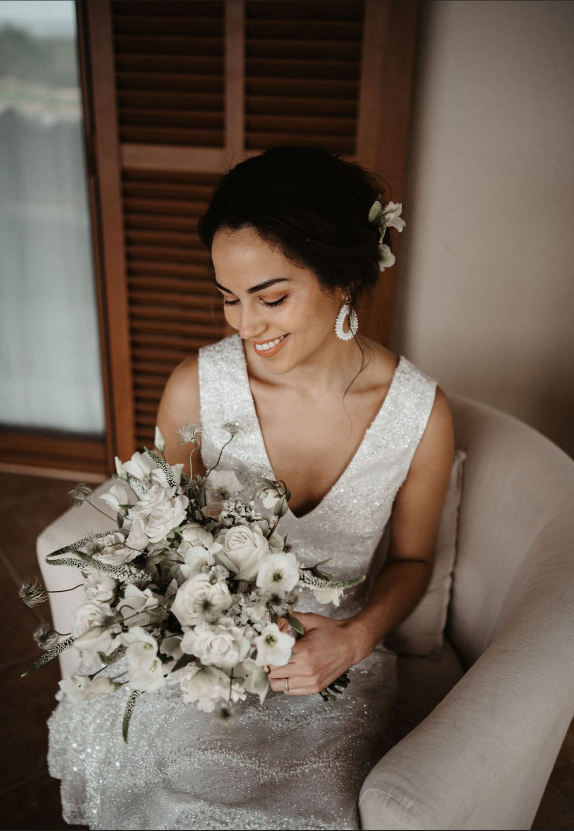 Statementohrringe Braut Silber – Handgefertigte Ohrringe aus Edelstahl mit weißen Glasperlen | Eleganter Brautschmuck