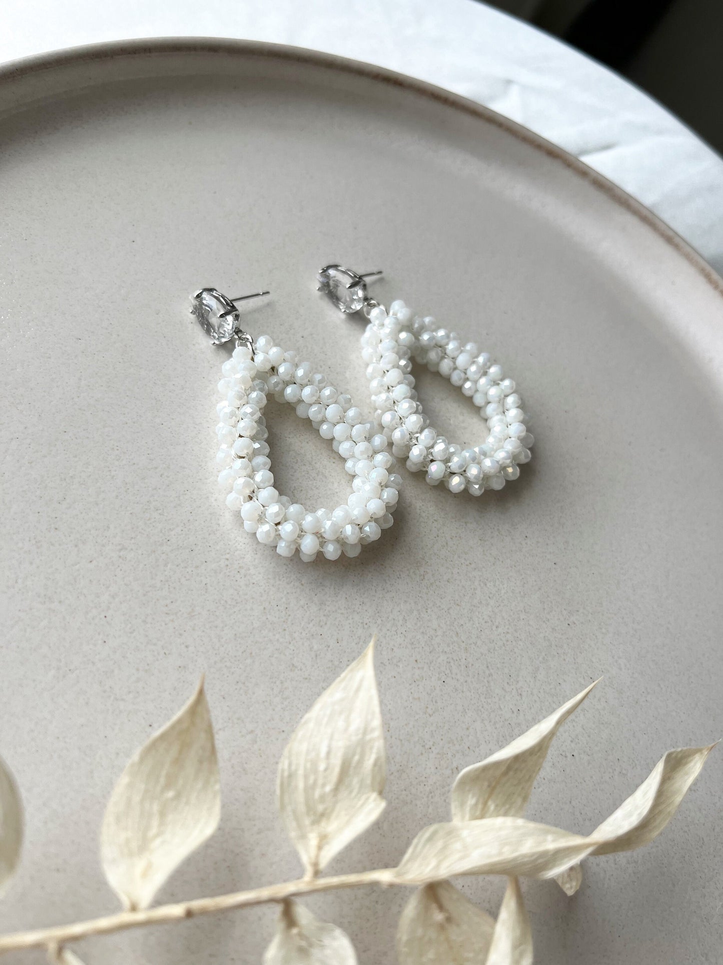 Statementohrringe Braut Silber – Handgefertigte Ohrringe aus Edelstahl mit weißen Glasperlen | Eleganter Brautschmuck