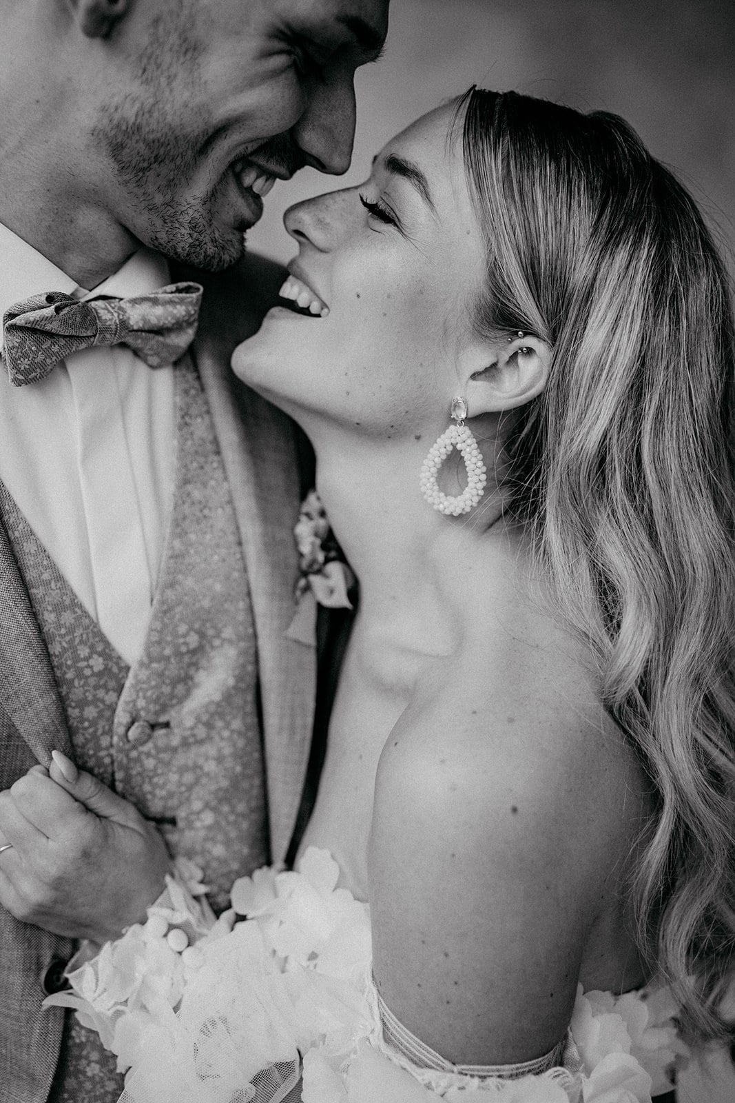 Statementohrringe Braut Silber – Handgefertigte Ohrringe aus Edelstahl mit weißen Glasperlen | Eleganter Brautschmuck