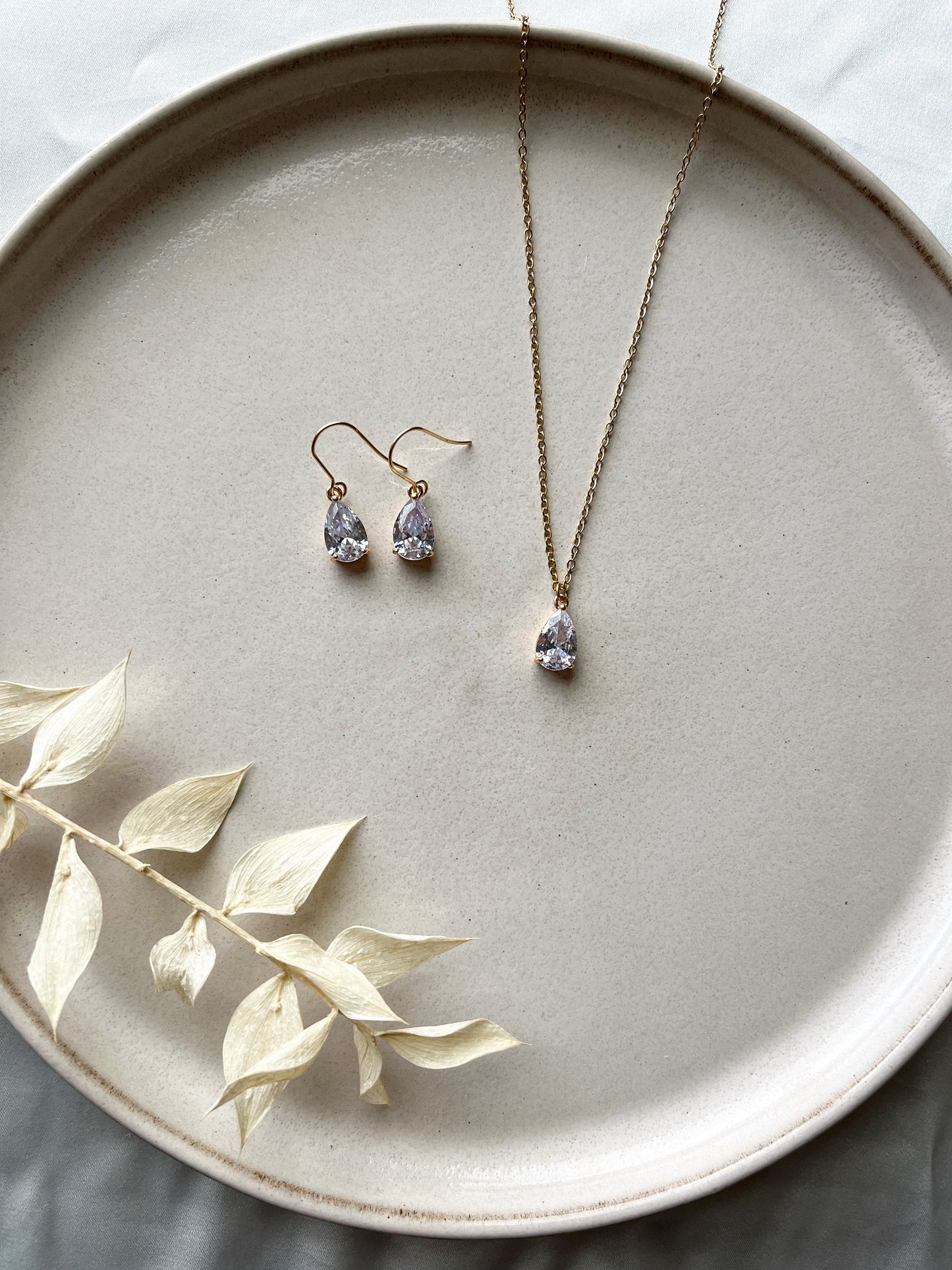 Schmuckset mit Tropfen Gold – Handgefertigtes Set aus Edelstahl mit Glastropfen | Eleganter Schmuck für Braut & Anlass