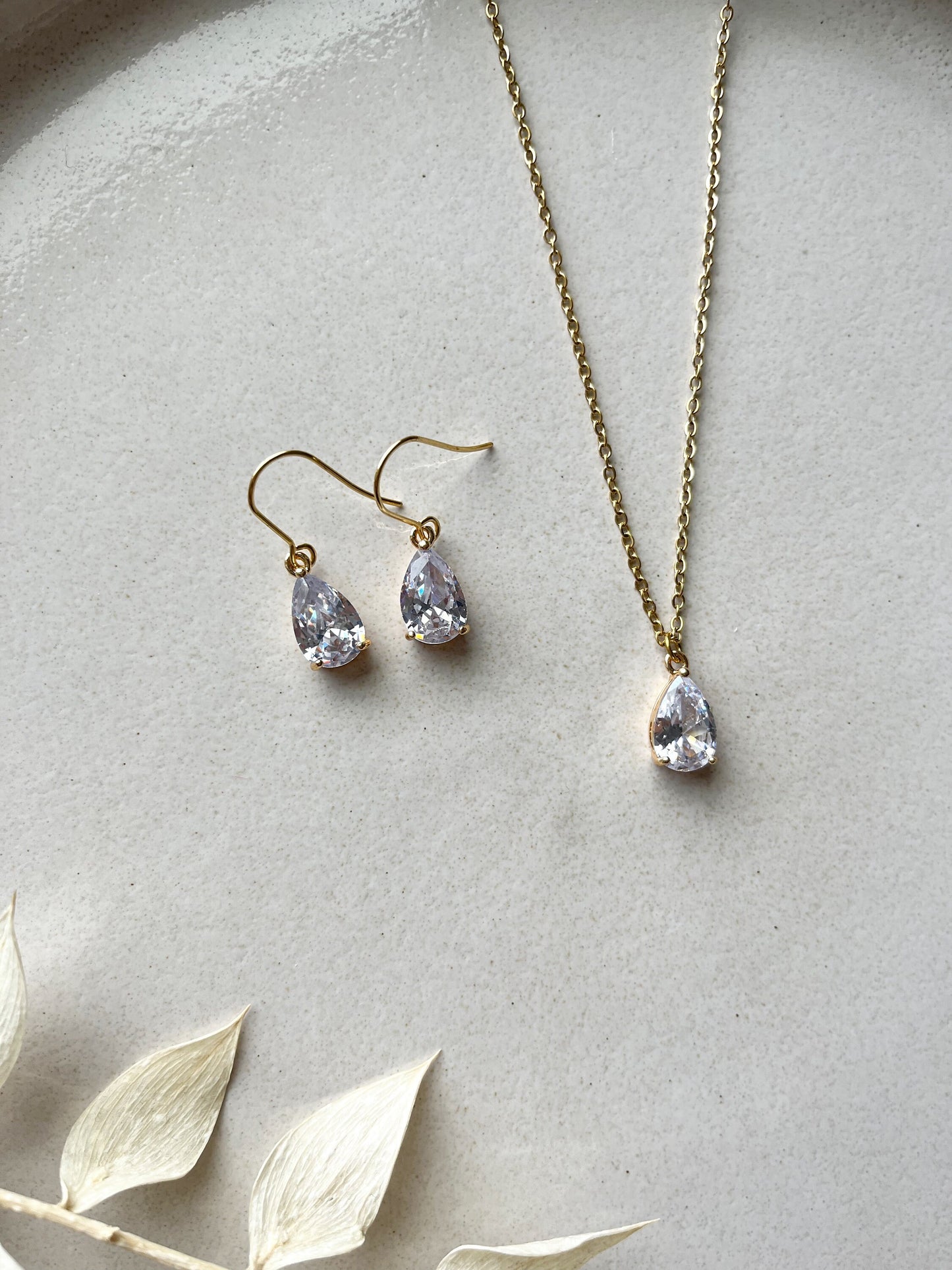 Schmuckset mit Tropfen Gold – Handgefertigtes Set aus Edelstahl mit Glastropfen | Eleganter Schmuck für Braut & Anlass