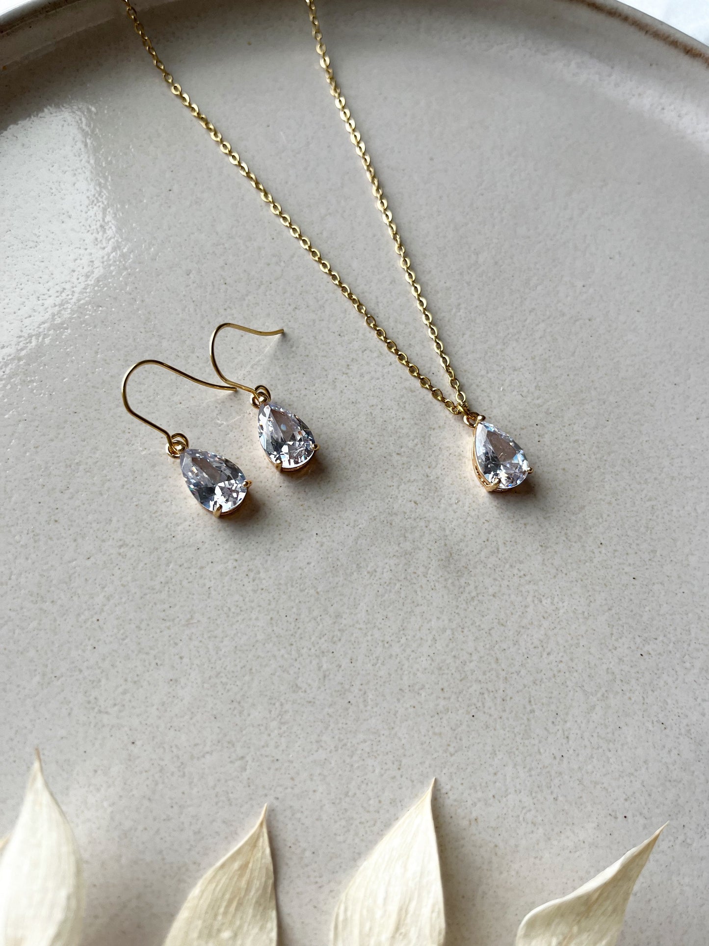 Schmuckset mit Tropfen Gold – Handgefertigtes Set aus Edelstahl mit Glastropfen | Eleganter Schmuck für Braut & Anlass