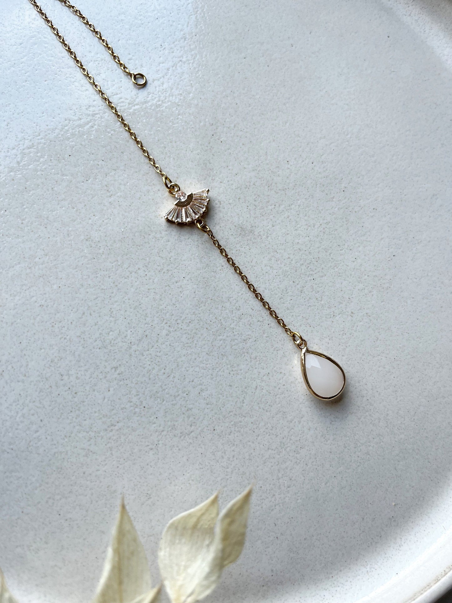 Rückenkette mit Zirkonia-Fächer & Tropfenanhänger – Rückenteil für Brautketten aus Edelstahl | Hochzeitsschmuck Gold