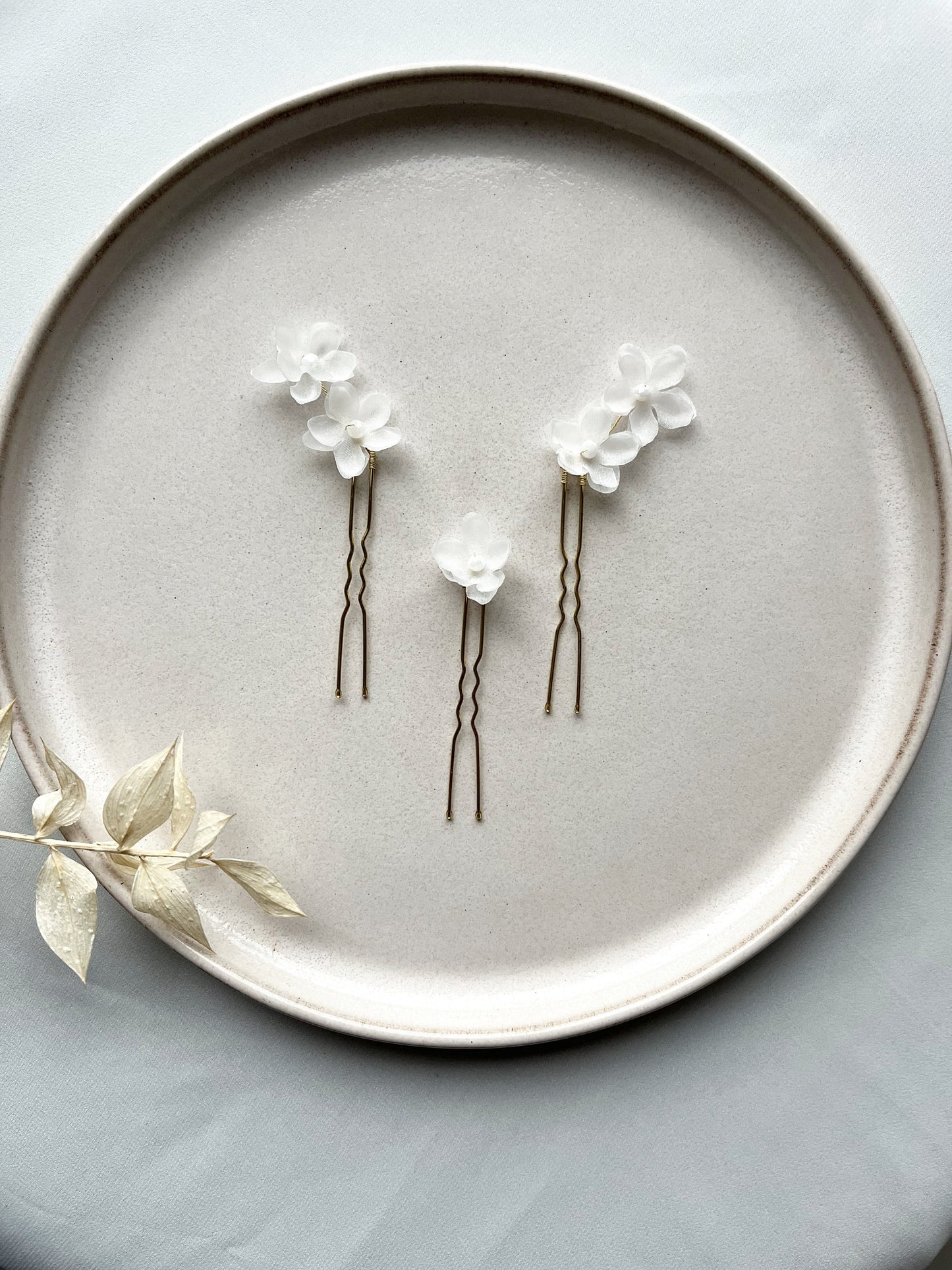 Braut-Haarnadeln mit Seidenblüten & Perlen – 3er Set zarter Haarschmuck für die Hochzeit | In Gold, Silber oder Roségold
