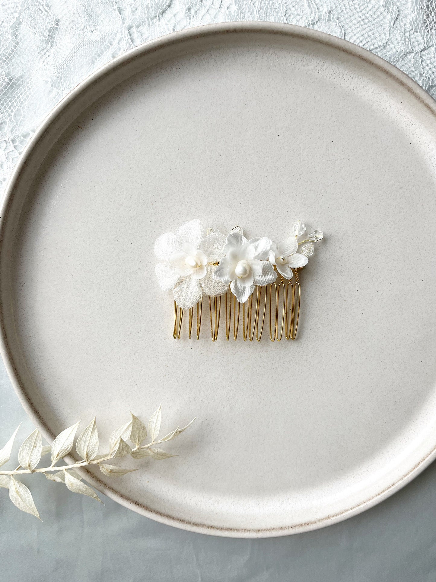 Braut Haarschmuck Kamm floral Blüten – Handgefertigter goldener Haarkamm mit Seidenblüten & Süßwasserperlen | In Gold, Silber oder Roségold