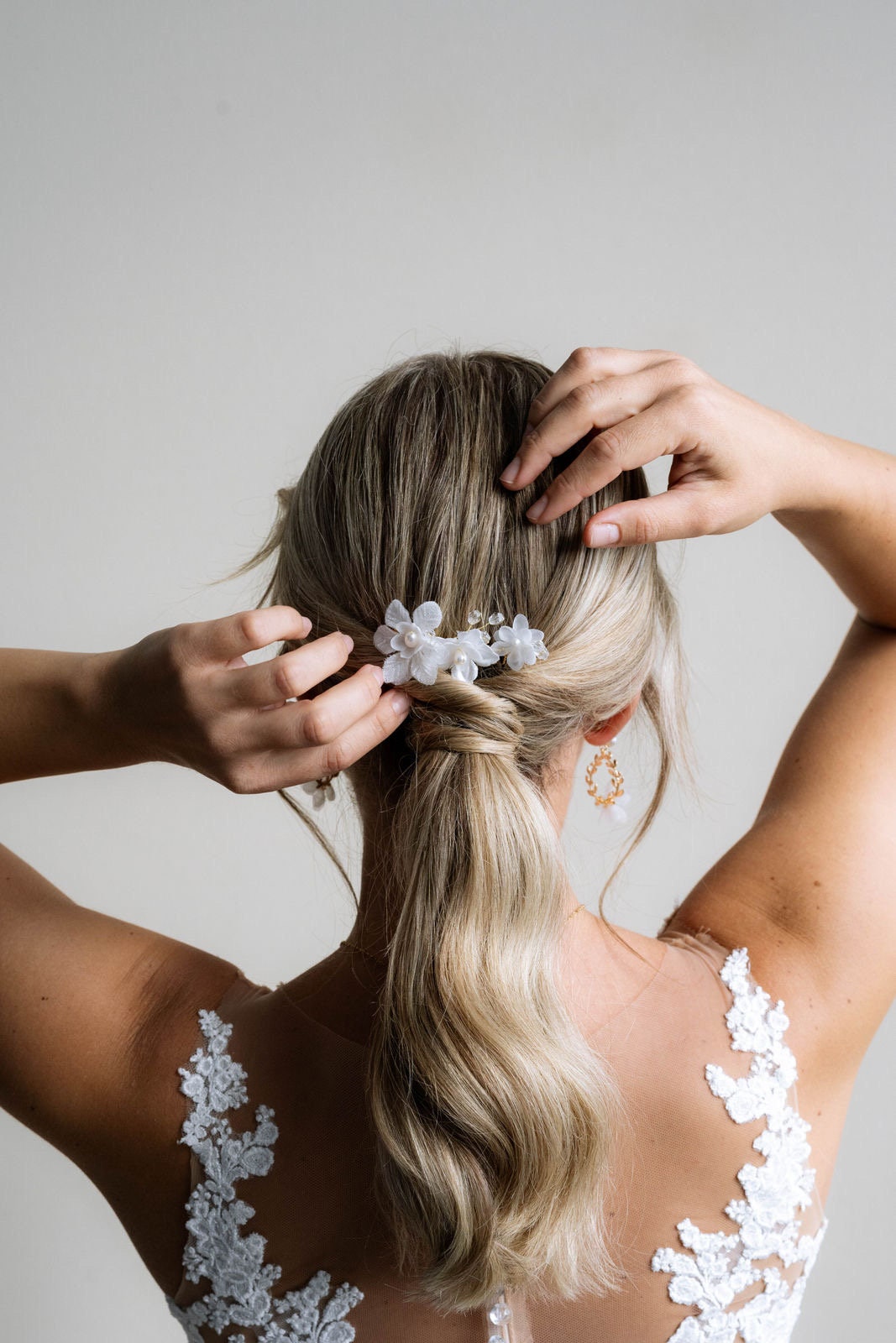 Braut Haarschmuck Kamm floral Blüten – Handgefertigter goldener Haarkamm mit Seidenblüten & Süßwasserperlen | In Gold, Silber oder Roségold