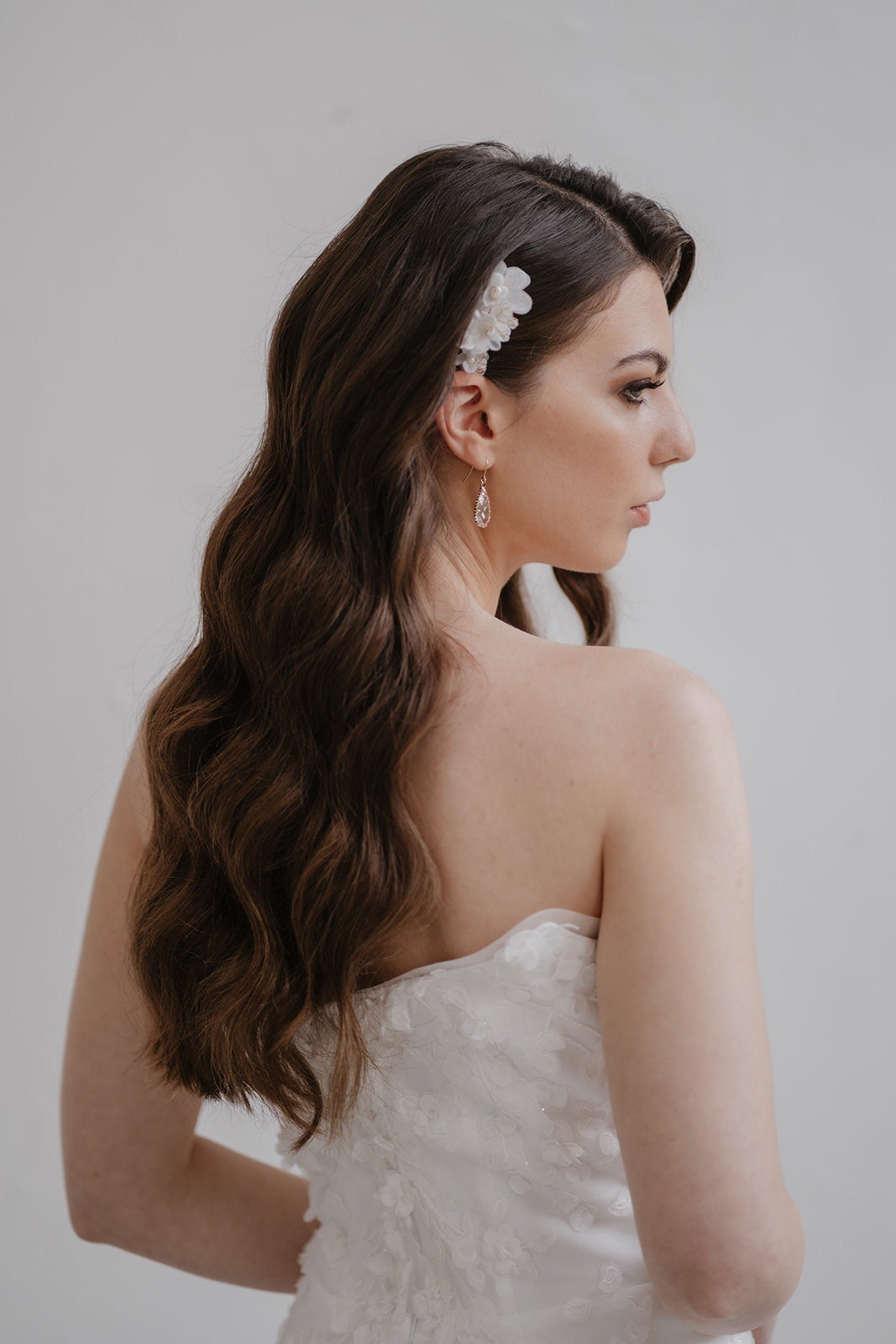 Braut Haarschmuck Kamm floral Blüten – Handgefertigter goldener Haarkamm mit Seidenblüten & Süßwasserperlen | In Gold, Silber oder Roségold