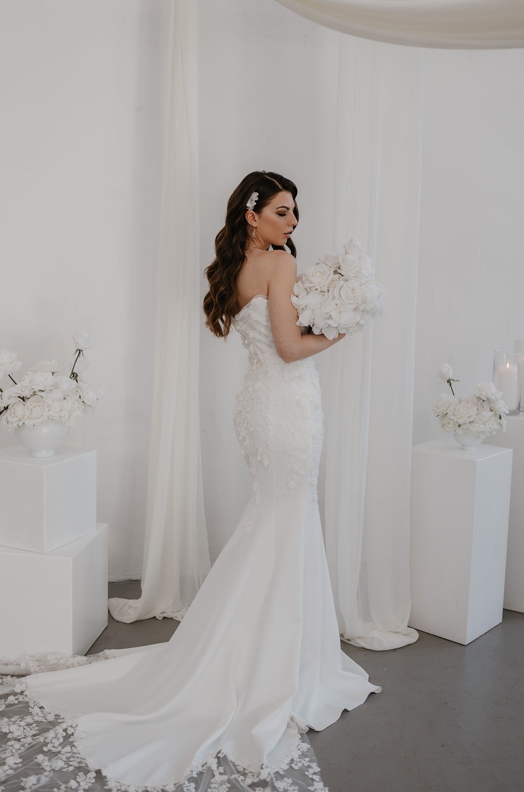 Braut Haarschmuck Kamm floral Blüten – Handgefertigter goldener Haarkamm mit Seidenblüten & Süßwasserperlen | In Gold, Silber oder Roségold