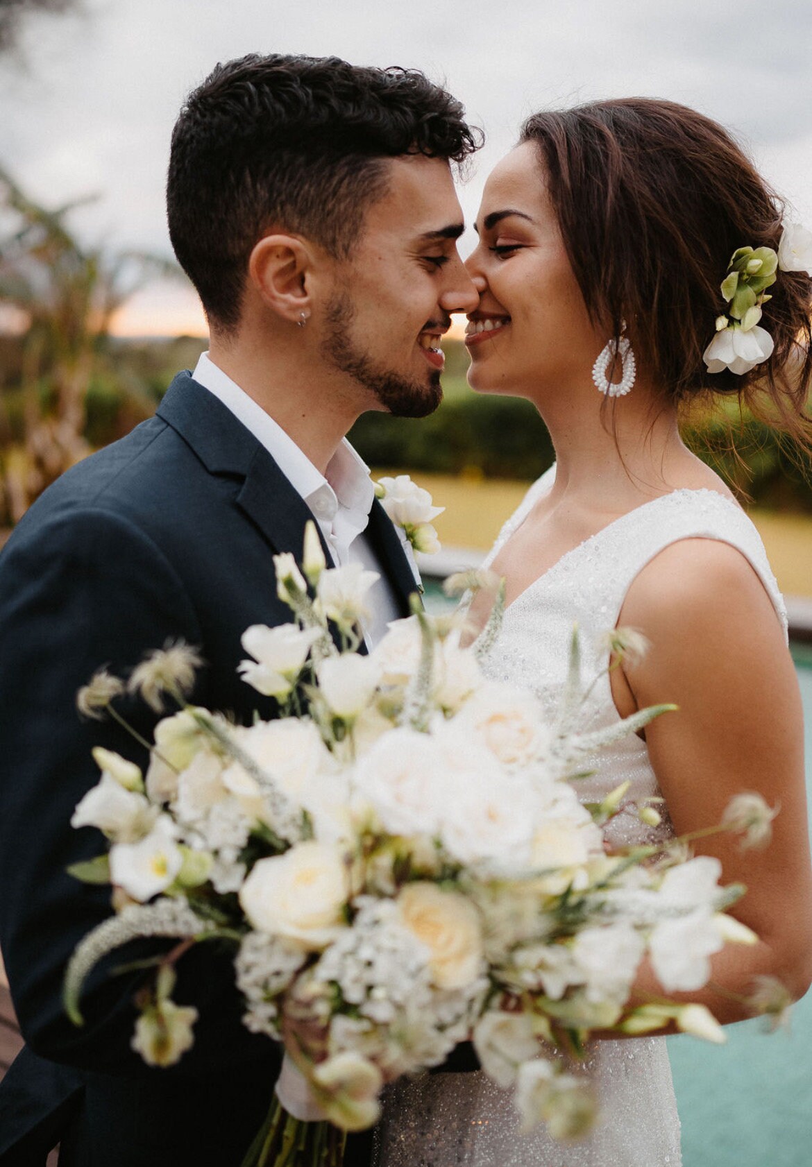Statementohrringe Braut Silber – Handgefertigte Ohrringe aus Edelstahl mit weißen Glasperlen | Eleganter Brautschmuck