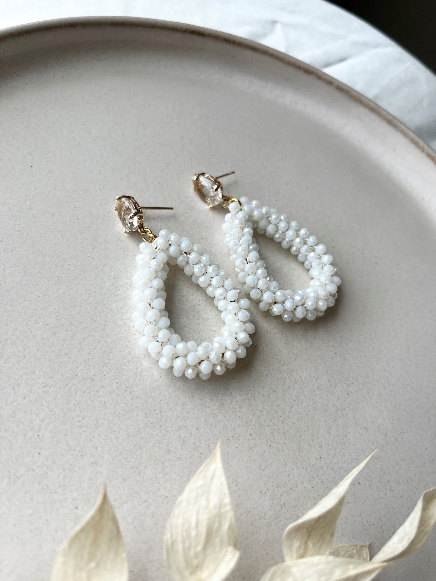 Statementohrringe Braut Silber – Handgefertigte Ohrringe aus Edelstahl mit weißen Glasperlen | Eleganter Brautschmuck