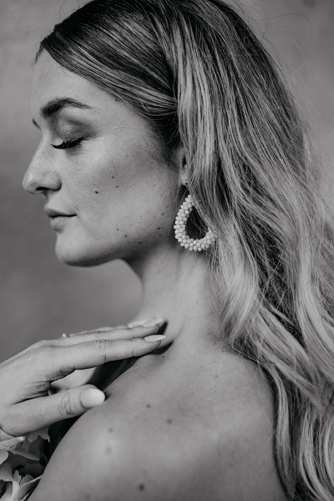 Statementohrringe Braut Silber – Handgefertigte Ohrringe aus Edelstahl mit weißen Glasperlen | Eleganter Brautschmuck