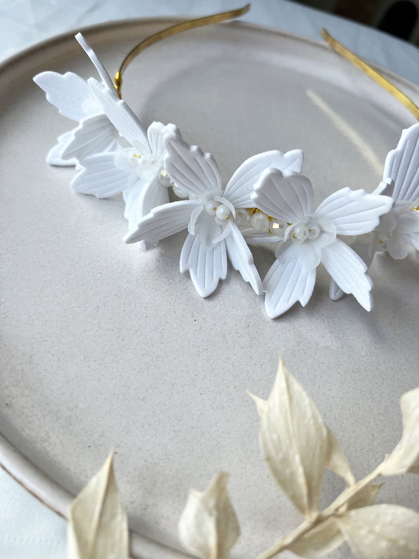 Blüten- Haarreif - Statement-  als Brautschmuck, zur Hochzeit, Haarschmuck, Glasperlen, Florale Brautaccessoires