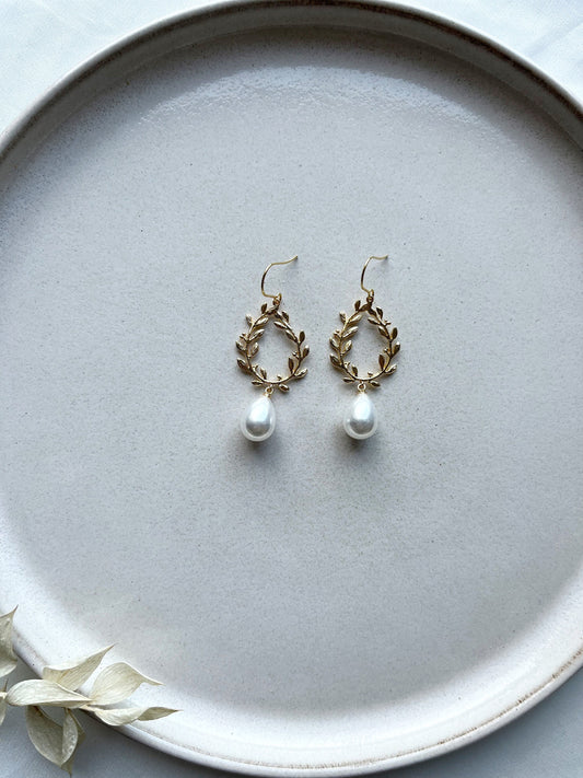 Florale Brautohrringe in Gold mit Perlenanhänger – Zarter Brautschmuck mit botanischem Flair