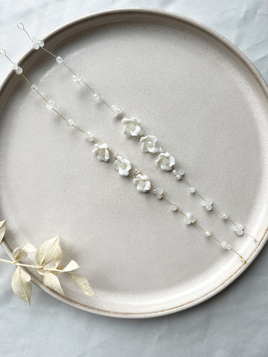 Braut Haardraht mit weißen Keramikblüten & Perlen – Floraler Haarschmuck zur Hochzeit | In Gold , Roségold oder Silber erhältlich