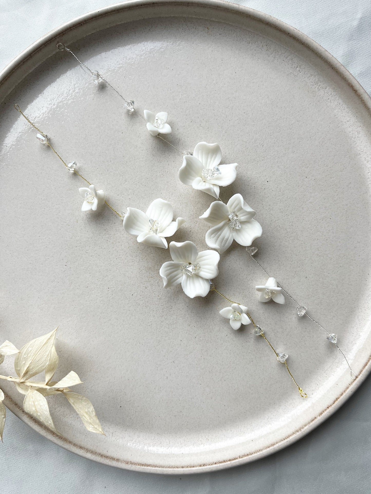 Braut Haarschmuck floral – Handgefertigter Haardraht mit Keramikblüten & Glaskristallen in Gold, Silber oder Roségold