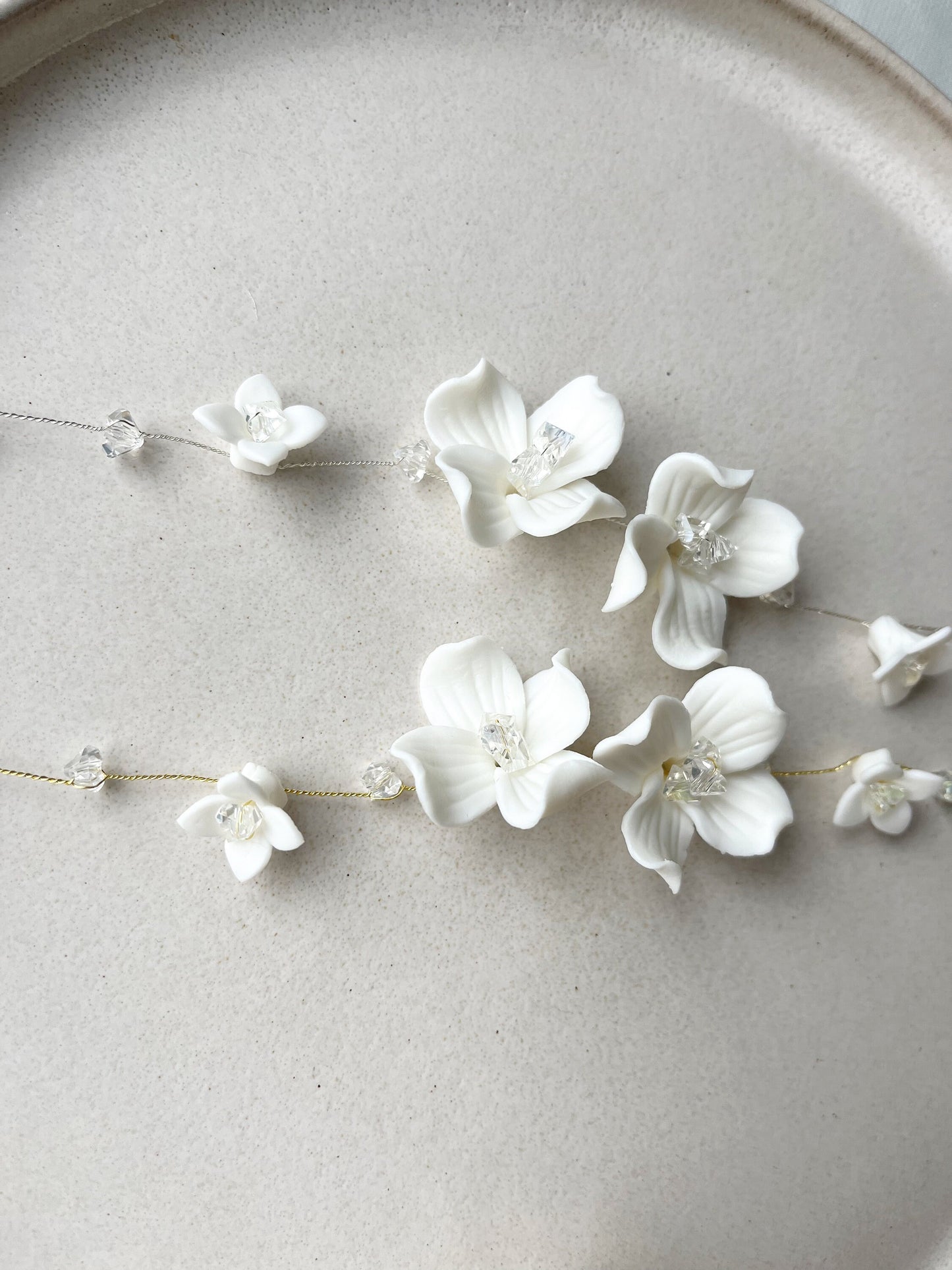 Braut Haarschmuck floral – Handgefertigter Haardraht mit Keramikblüten & Glaskristallen in Gold, Silber oder Roségold
