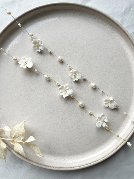 Braut Haardraht mit Keramikblüten & echten Süßwasserperlen – Floraler Haarschmuck zur Hochzeit | Handgefertigt mit vergoldetem Schmuckdraht