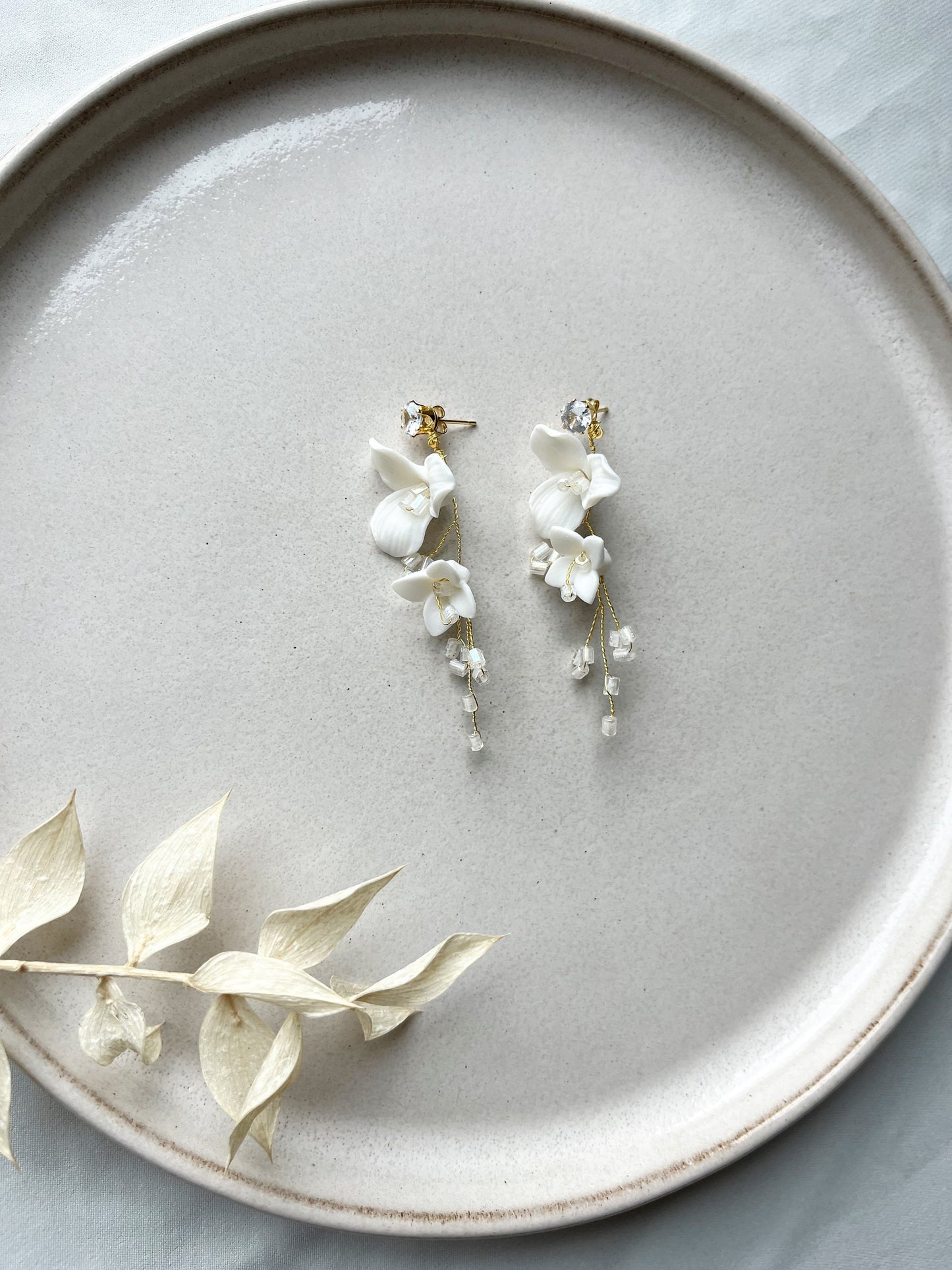 Florale Brautohrringe – Zarter Blütenschmuck mit Keramik & Glasperlen in Gold oder Silber