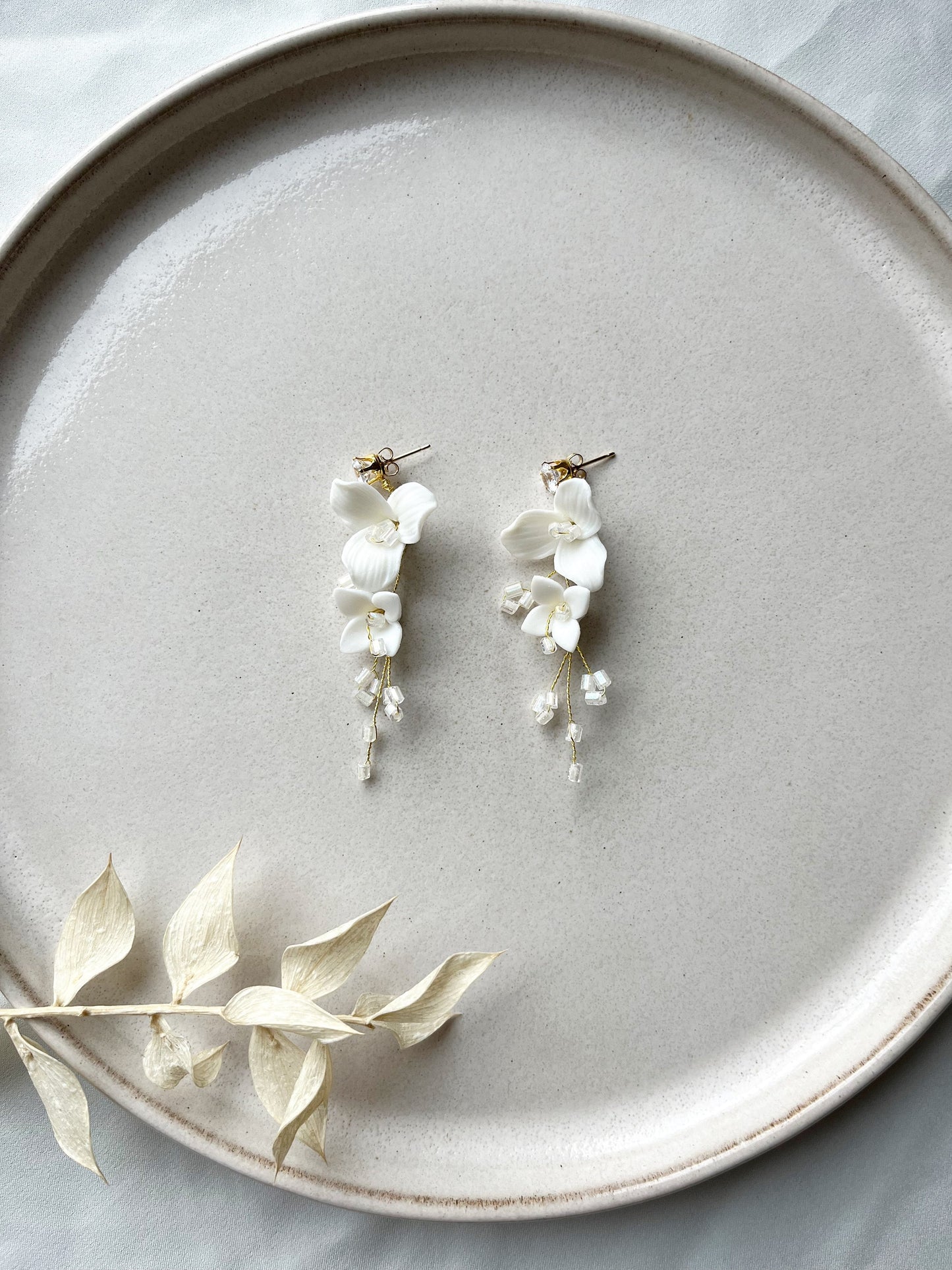 Florale Brautohrringe – Zarter Blütenschmuck mit Keramik & Glasperlen in Gold oder Silber