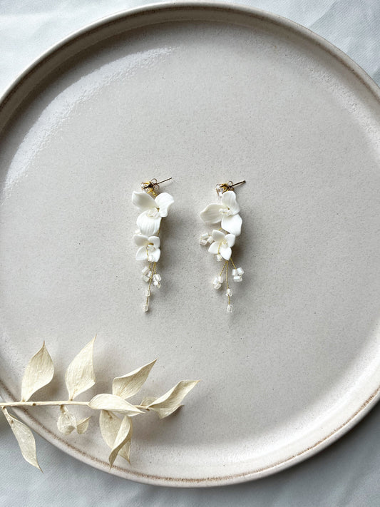 Florale Brautohrringe – Zarter Blütenschmuck mit Keramik & Glasperlen in Gold oder Silber