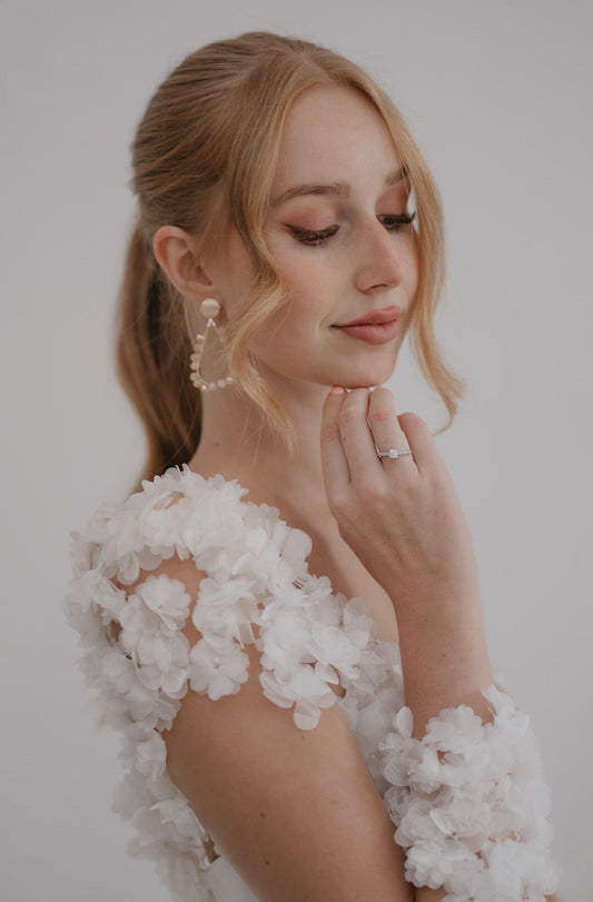 Brautohrringe mit peachfarbigen facettierten Perlen und Edelstahlstecker- Tropfenanhänger, zur Hochzeit , große Ohrstecker gold