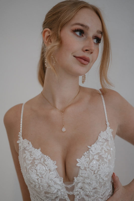 Zarte Y-Brautkette mit peachfarbenen Glasperlen – Vergoldete Edelstahl-Halskette zur Hochzeit | 40–45 cm Länge