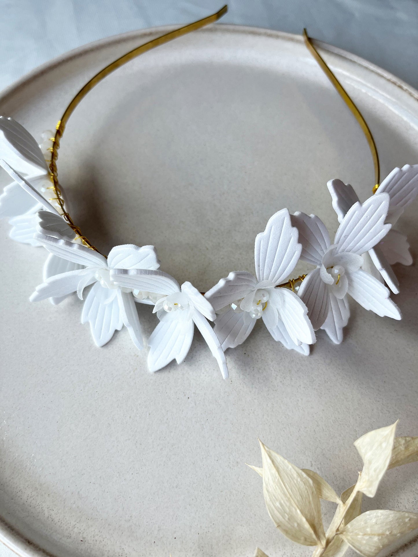 Blüten- Haarreif - Statement-  als Brautschmuck, zur Hochzeit, Haarschmuck, Glasperlen, Florale Brautaccessoires