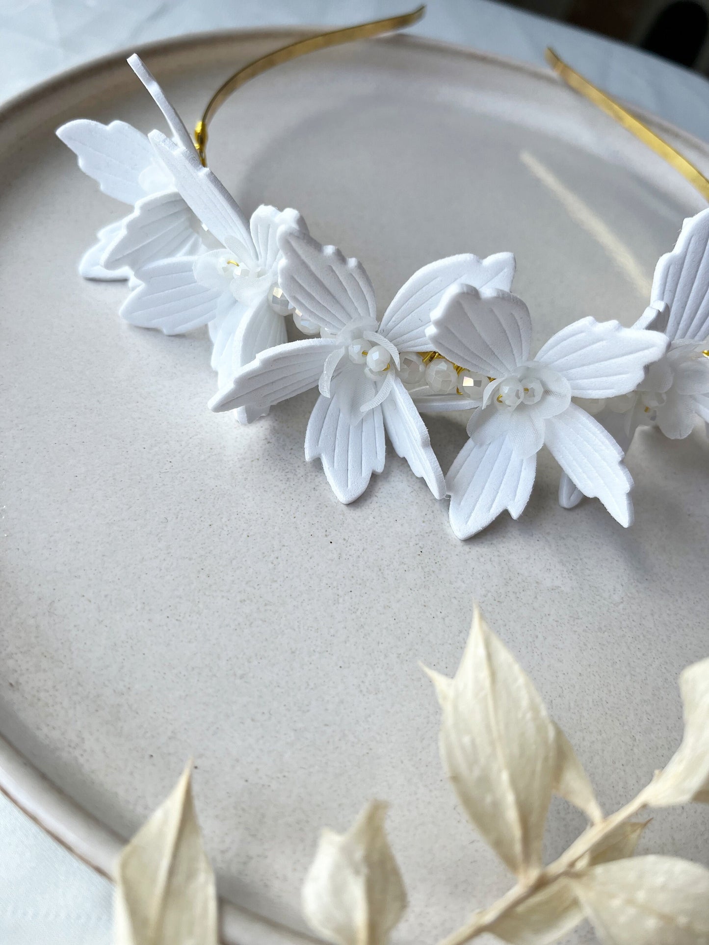 Blüten- Haarreif - Statement-  als Brautschmuck, zur Hochzeit, Haarschmuck, Glasperlen, Florale Brautaccessoires