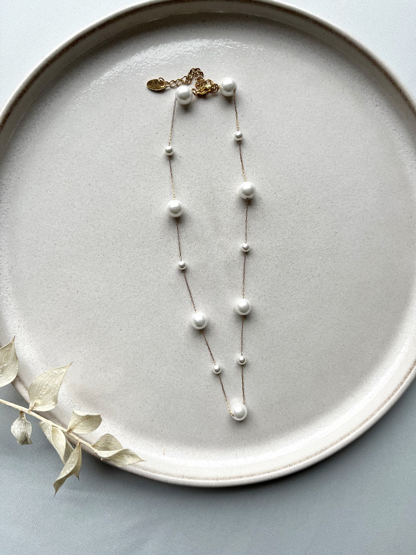 Zarter Perlenkette Choker für die Braut – Eleganter Brautschmuck in Gold mit passenden Rückenschmuck
