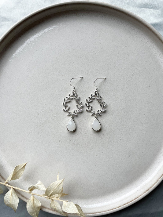 Florale Brautohrringe mit Tropfenanhänger – Zarter Brautschmuck in Sterling-versilbertem Edelstahl
