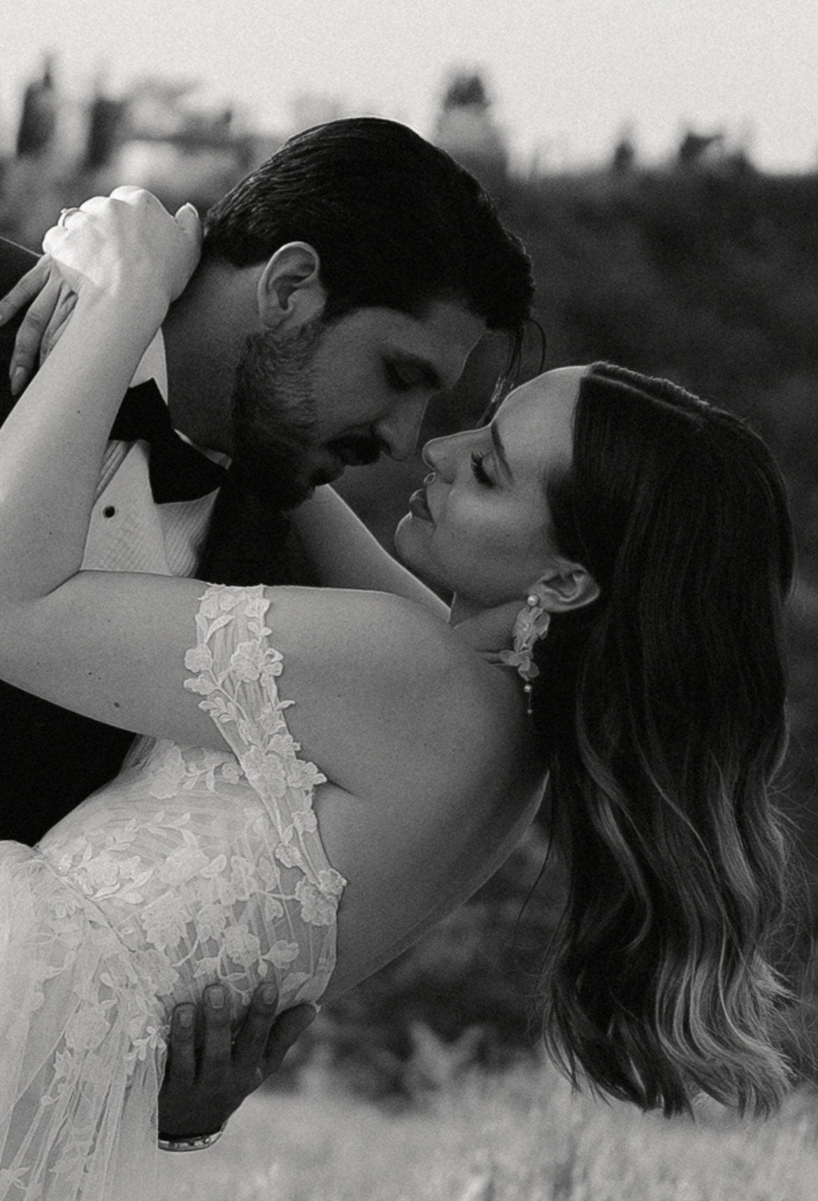 Braut Ohrringe mit weißen Blüten – Handgefertigte Statement-Ohrringe mit Seidenblüten & Perlen | Edelstahl Ohrstecker für Hochzeiten