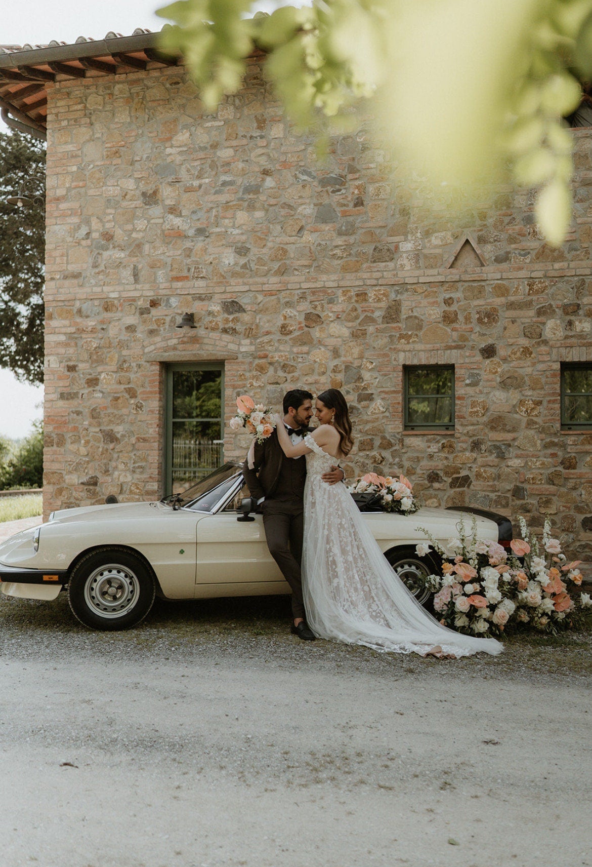 Braut Ohrringe mit weißen Blüten – Handgefertigte Statement-Ohrringe mit Seidenblüten & Perlen | Edelstahl Ohrstecker für Hochzeiten
