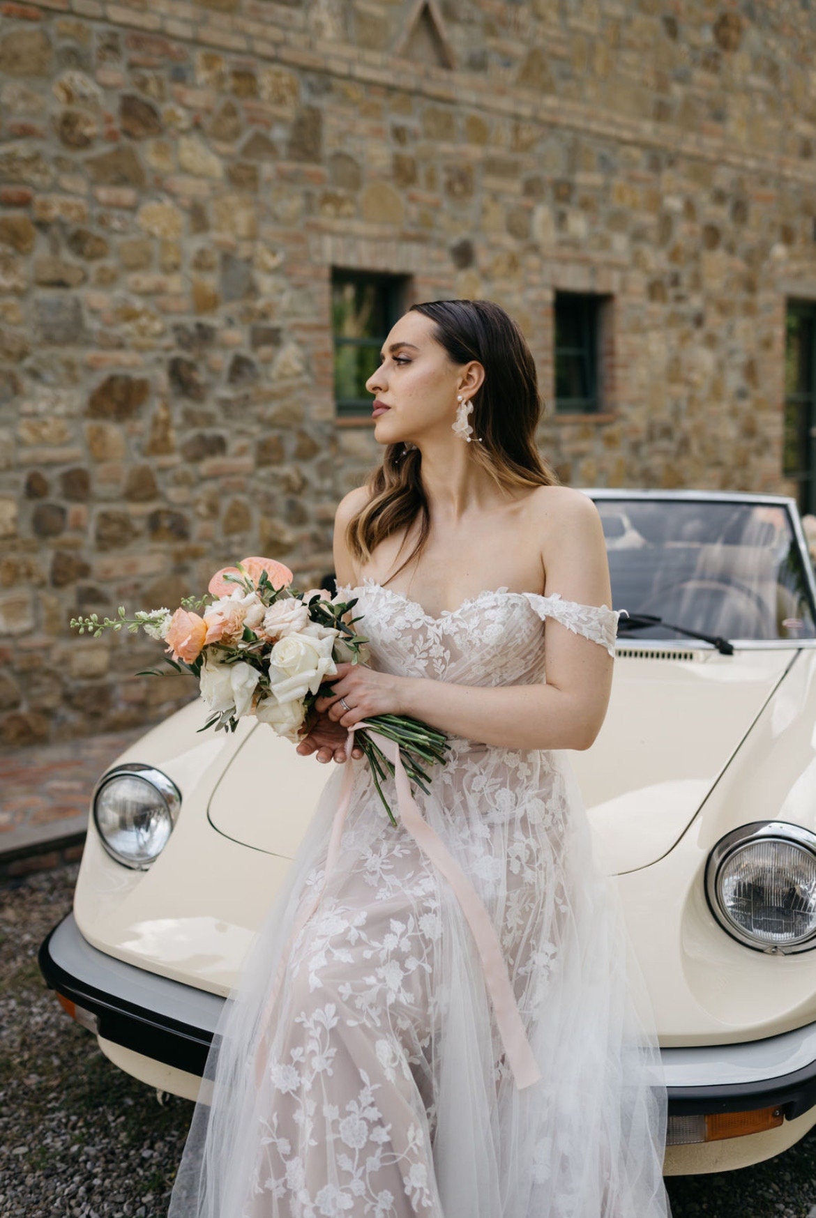 Braut Ohrringe mit weißen Blüten – Handgefertigte Statement-Ohrringe mit Seidenblüten & Perlen | Edelstahl Ohrstecker für Hochzeiten