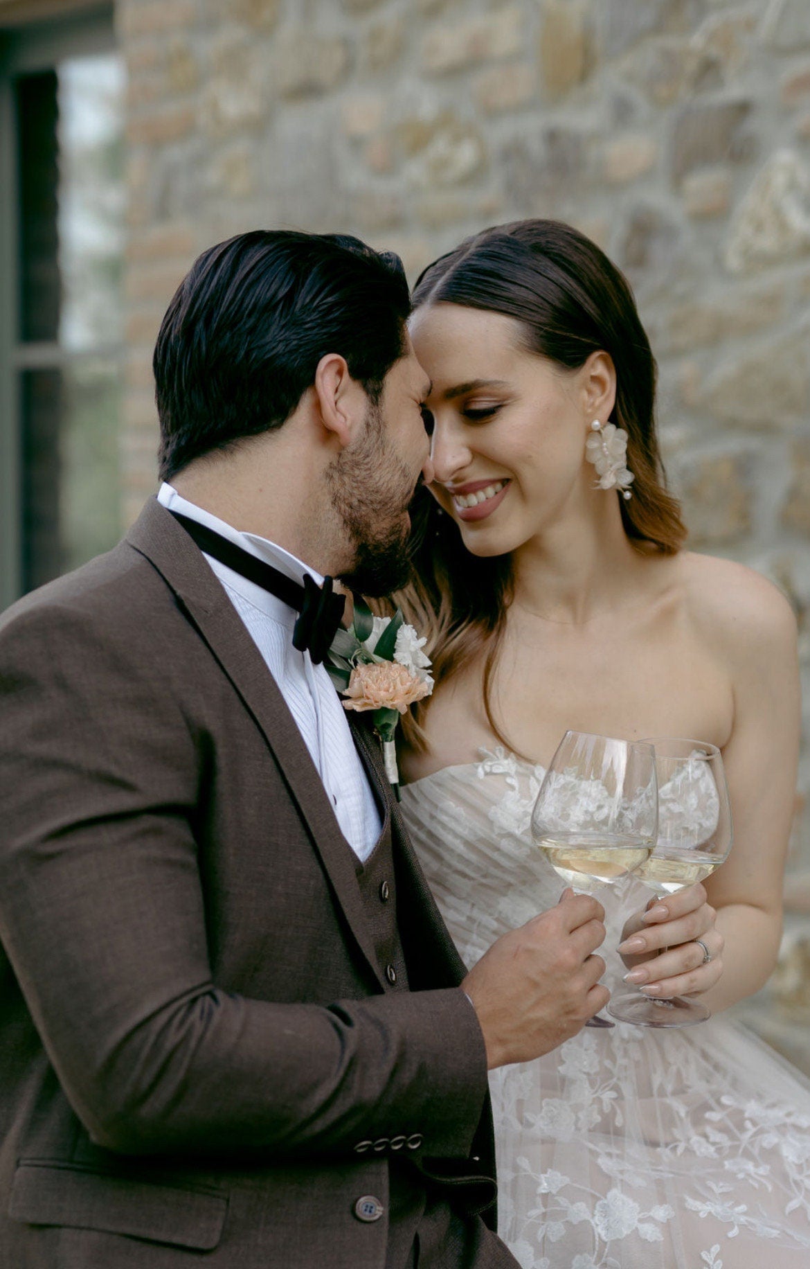 Braut Ohrringe mit weißen Blüten – Handgefertigte Statement-Ohrringe mit Seidenblüten & Perlen | Edelstahl Ohrstecker für Hochzeiten