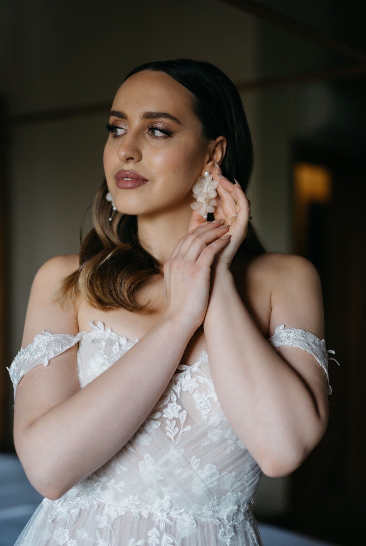 Braut Ohrringe mit weißen Blüten – Handgefertigte Statement-Ohrringe mit Seidenblüten & Perlen | Edelstahl Ohrstecker für Hochzeiten