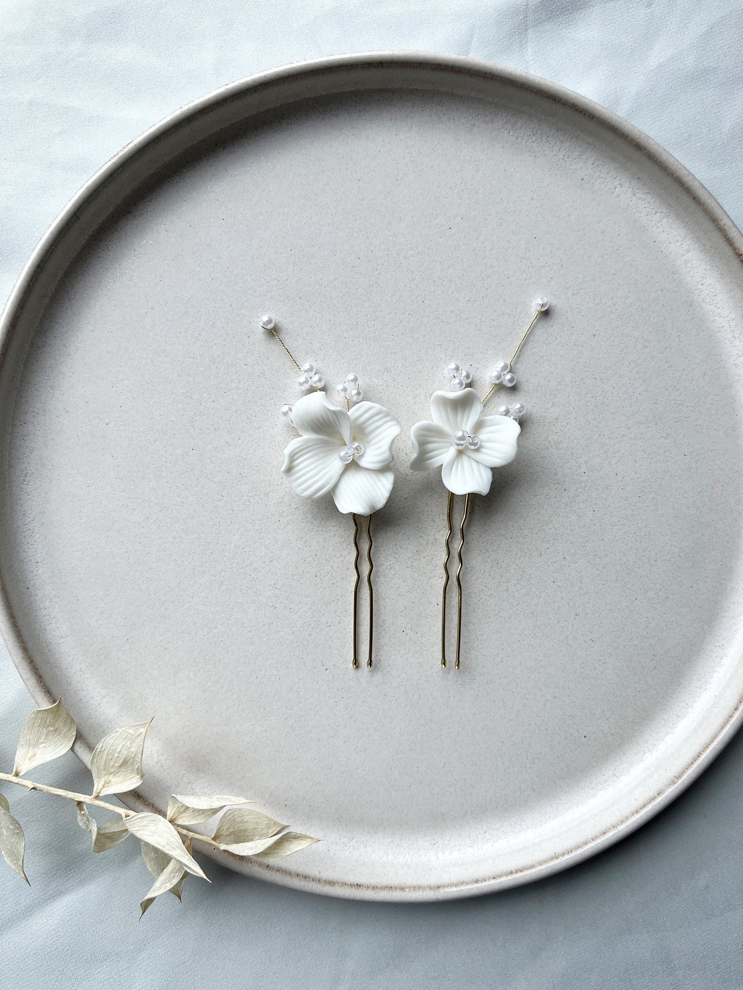 Braut Haarnadeln Haarschmuck – Elegante Haarnadeln mit weißen Keramikblüten & Perlen | Handgefertigter Brautschmuck in Gold oder Silber