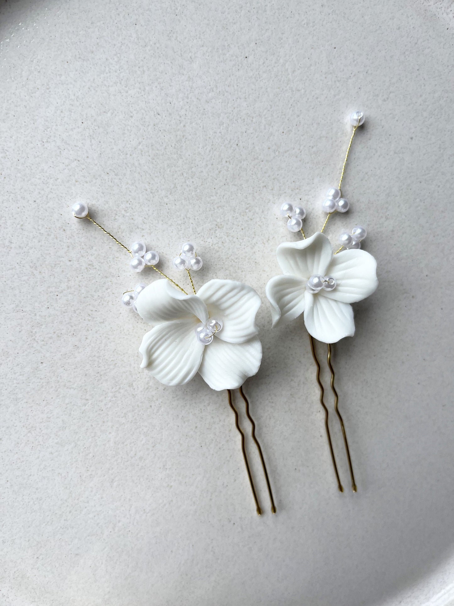 Braut Haarnadeln Haarschmuck – Elegante Haarnadeln mit weißen Keramikblüten & Perlen | Handgefertigter Brautschmuck in Gold oder Silber