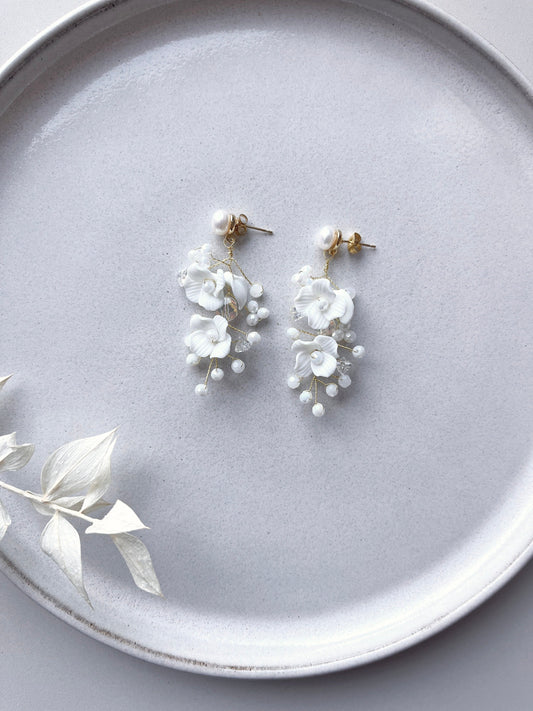 Florale Brautohrringe – Zarter Blütenschmuck mit Keramikblüten & Glasperlen in Gold oder Silber