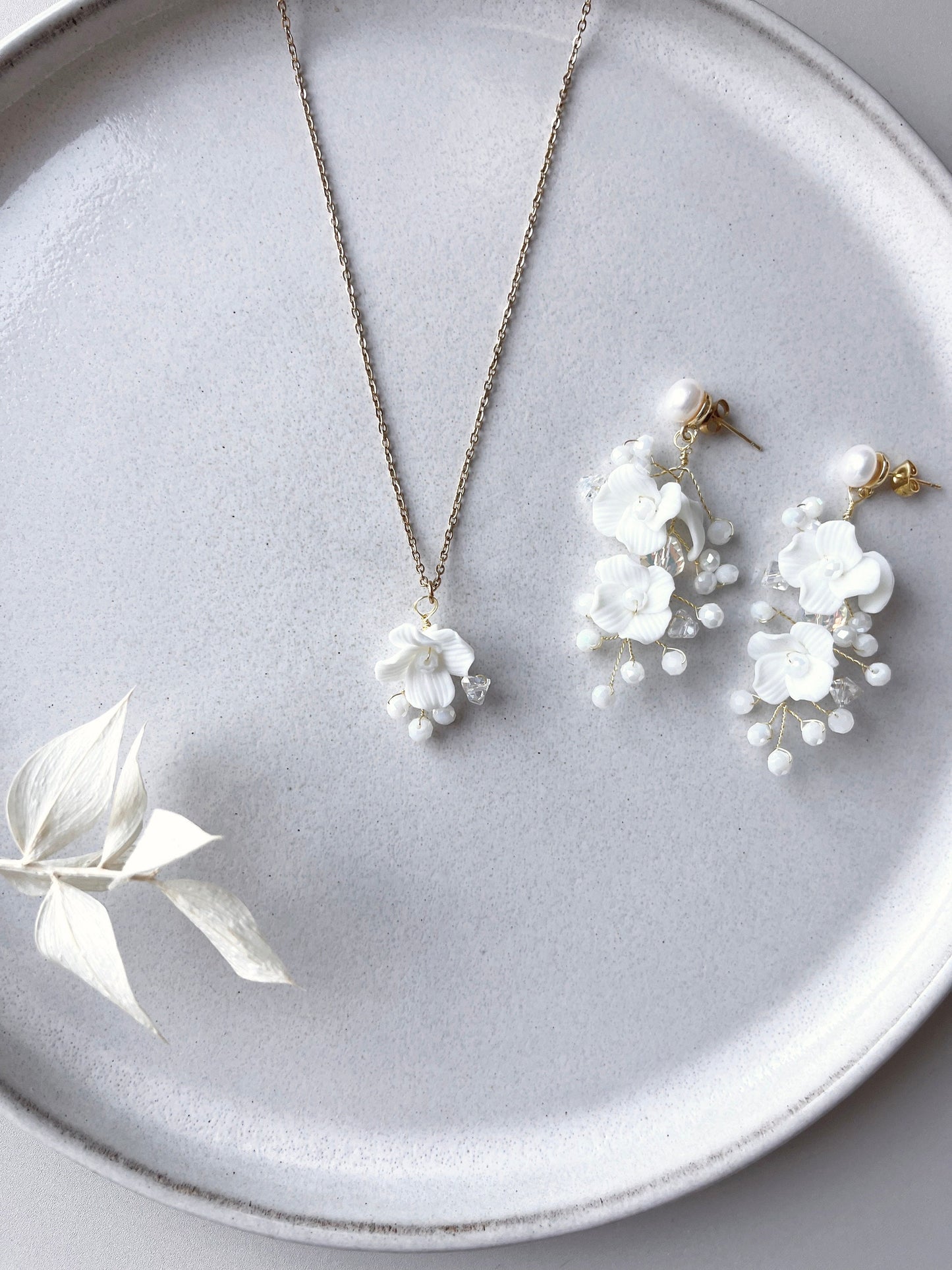 Florale Brautohrringe – Zarter Blütenschmuck mit Keramikblüten & Glasperlen in Gold oder Silber