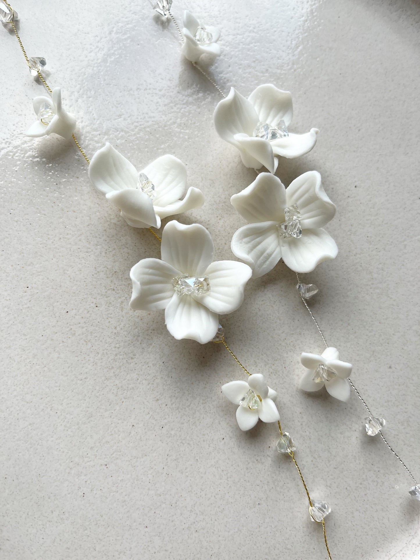 Braut Haarschmuck floral – Handgefertigter Haardraht mit Keramikblüten & Glaskristallen in Gold, Silber oder Roségold