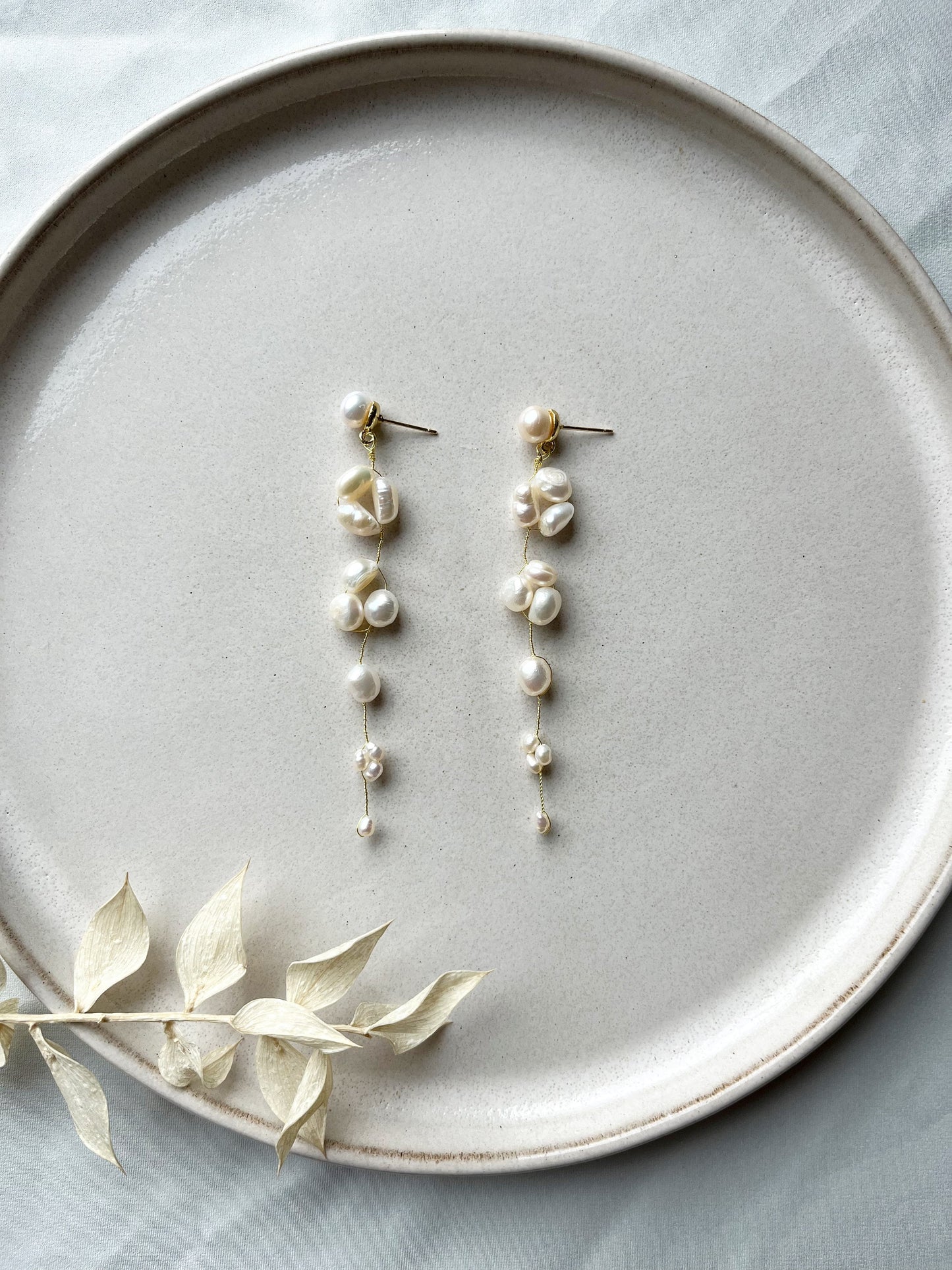 Lange Perlenohrringe für die Braut – Eleganter Brautschmuck mit Süßwasserperlen in Gold oder Silber