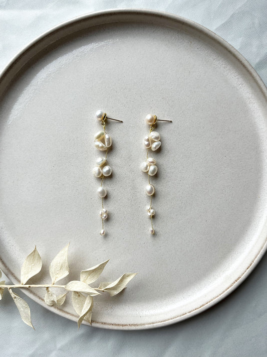 Lange Perlenohrringe für die Braut – Eleganter Brautschmuck mit Süßwasserperlen in Gold oder Silber