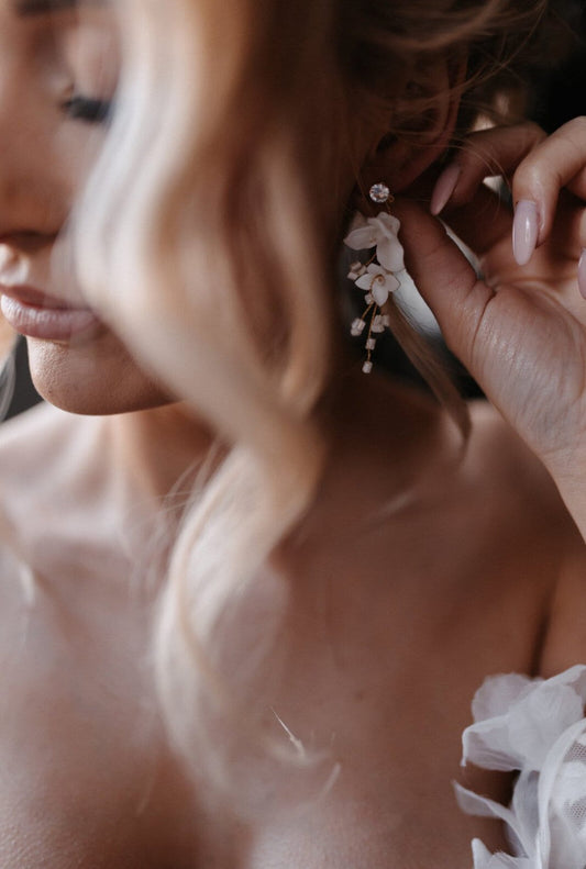 Florale Brautohrringe – Zarter Blütenschmuck mit Keramik & Glasperlen in Gold oder Silber