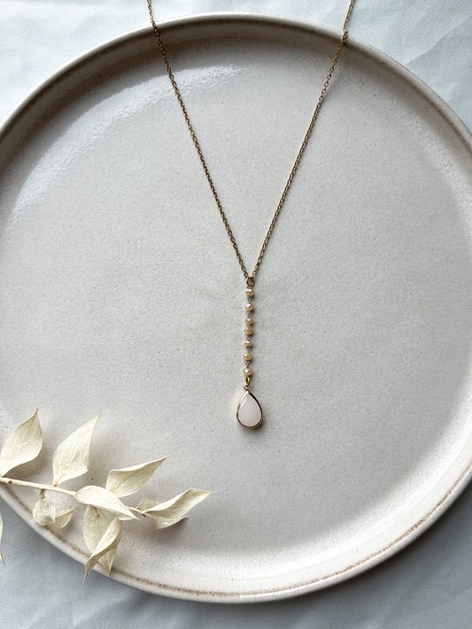 Zarte Y-Brautkette mit peachfarbenen Glasperlen – Vergoldete Edelstahl-Halskette zur Hochzeit | 40–45 cm Länge