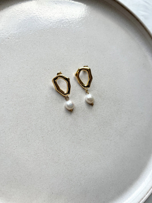 Moderner Perlenohrring mit Süßwasserperle – Vergoldeter Brautschmuck mit Statement-Charakter