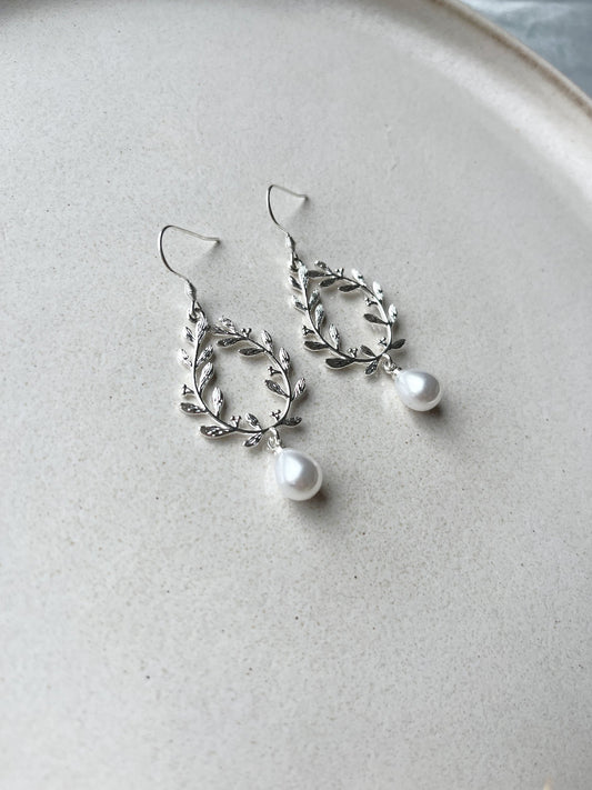Florale Brautohrringe in Silber mit Perlenanhänger – Eleganter Brautschmuck für deinen besonderen Tag